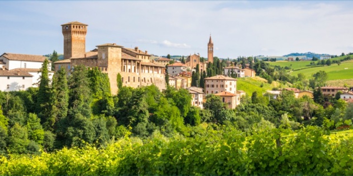 https://blog.logitravel.com/wp-content/uploads/2021/07/Cabecera_El-emblematico-pueblo-de-Levizzano-Rangone-con-vinedos-en-primer-plano-en-las-colinas-entre-Modena-y-Bolonia.-Distrito-de-Modena-Emilia-Romagna-Italia.jpg