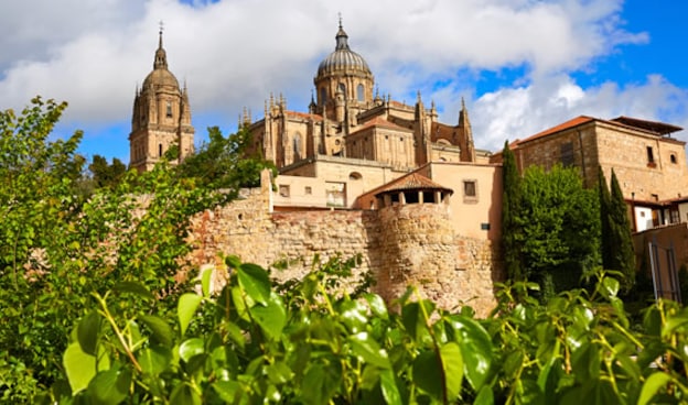Tenemos una selección de ofertas de vuelos, hoteles, paquetes, coches de alquiler,... Consúltalas todas pulsando un botón: Salamanca: Meca del senderismo