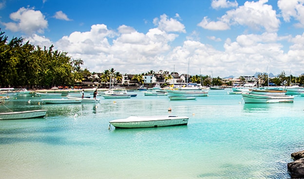 Tenemos una selección de ofertas de vuelos, hoteles, paquetes, coches de alquiler,... Consúltalas todas pulsando un botón: Grand Baie: Paraíso costero vibrante