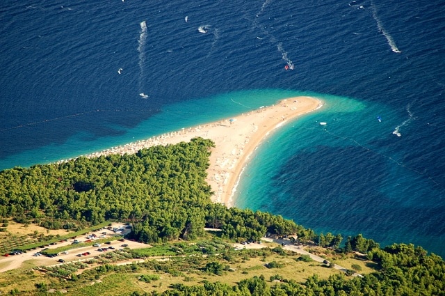 Playa de Zlatin Rat en la Isla de Brac de Croacia