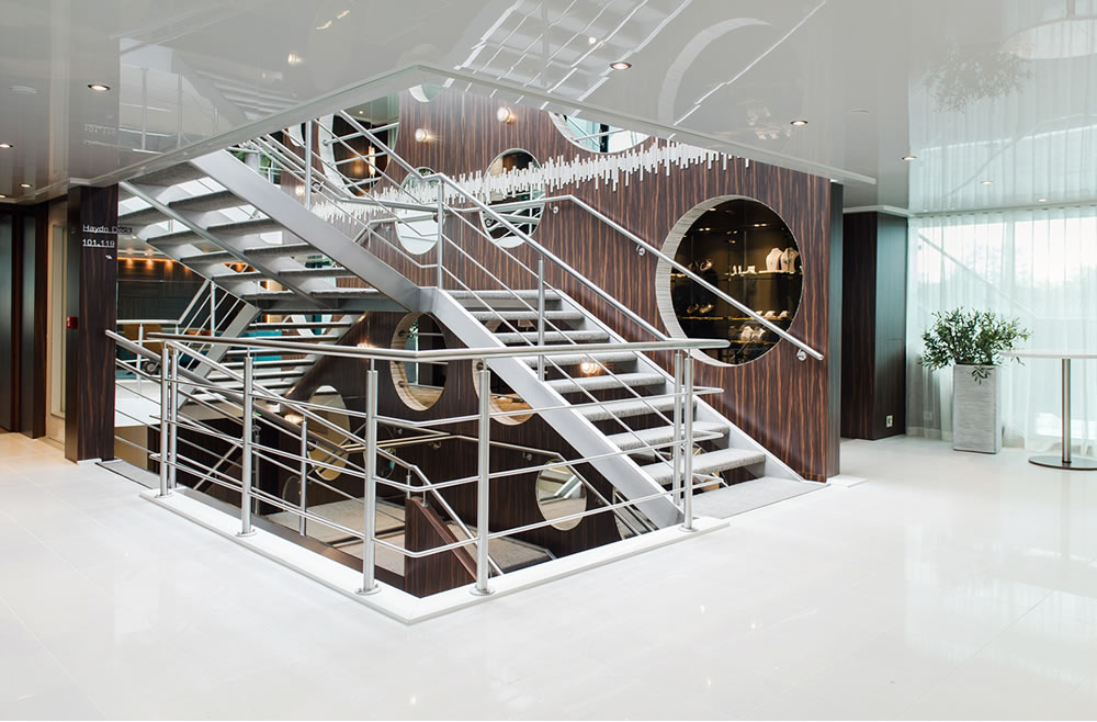 Amadeus Queen Escalera 3