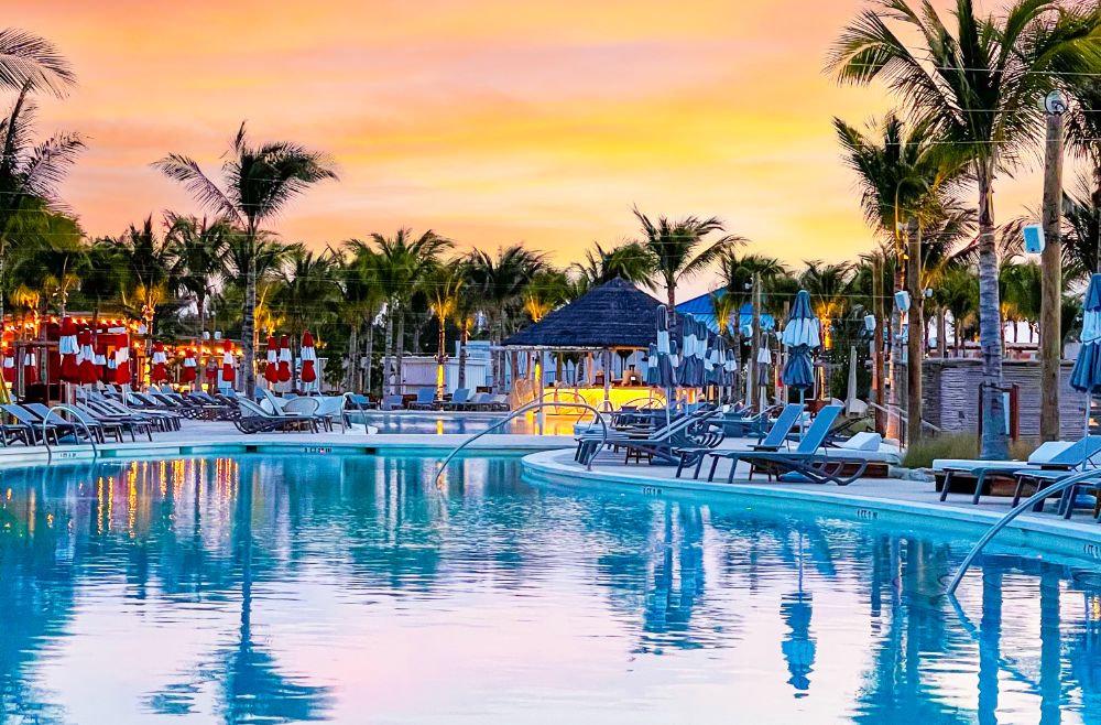 Bimini Beach Club Piscina Puesta de Sol