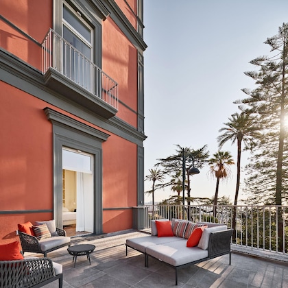 Gallery - De Bonart Naples, Curio Collection By Hilton
