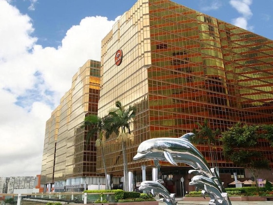 Gallery - The Royal Pacific Hotel & Towers