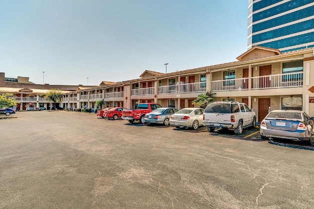 Gallery - Quality Inn & Suites Dallas-Cityplace