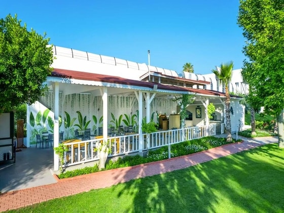 Gallery - Queen's Park Le Jardin - All Inclusive
