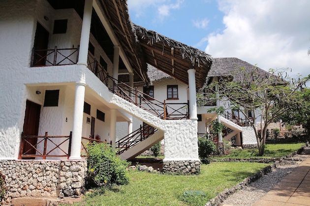 Gallery - Bluebay Beach Resort & Spa