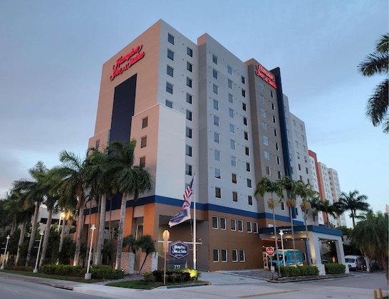 Gallery - Hampton Inn & Suites Miami Airport South Blue