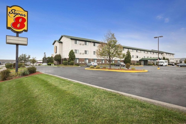 Gallery - Super 8 By Wyndham Milwaukee Airport