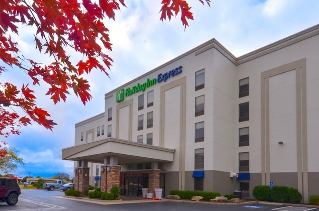 Gallery - Holiday Inn Express Fayetteville- Univ of AR Area, an IHG Hotel