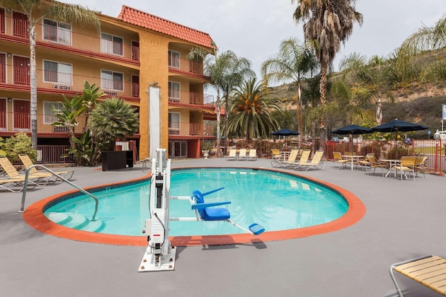 Gallery - Days Inn By Wyndham Mission Valley Qualcomm Stadium  Sdsu