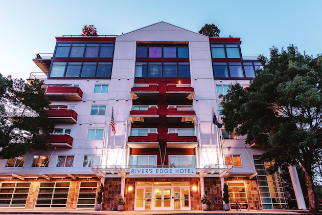 Gallery - River's Edge Hotel