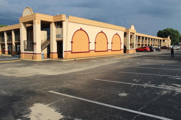 Gallery - Tampa Inn - Near Busch Gardens
