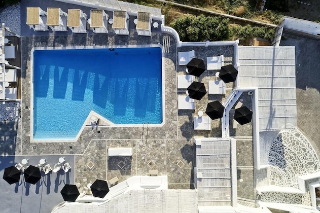 Gallery - Mr And Mrs White Tinos