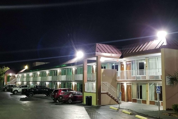 Gallery - Days Inn & Suites By Wyndham Charleston Airport West
