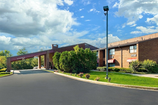 Gallery - Red Roof Inn & Suites Lexington - Hamburg