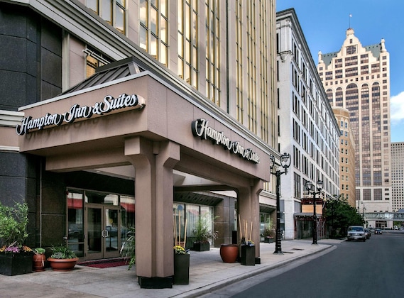 Gallery - Hampton Inn & Suites Milwaukee Downtown
