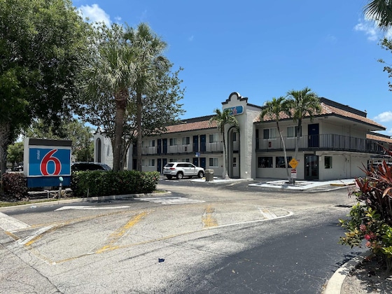 Gallery - Travelodge By Wyndham Riviera Beach West