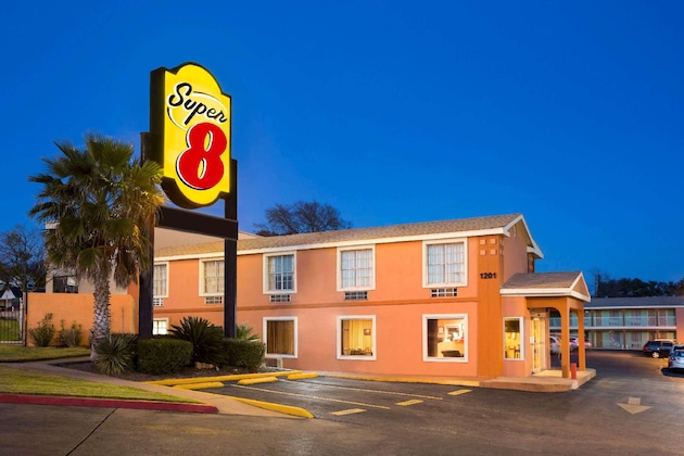 Gallery - Super 8 By Wyndham Austin Downtown Capitol Area
