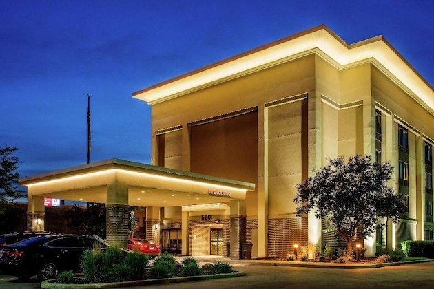 Gallery - Hampton Inn Milwaukee Northwest