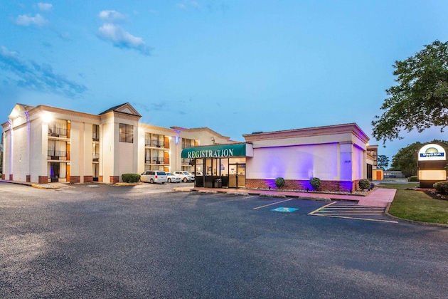 Gallery - Days Inn By Wyndham Hampton Near Coliseum Convention Center