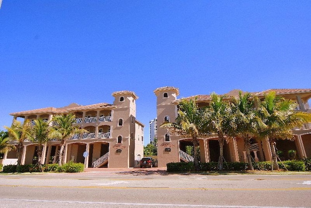 Gallery - Universals White Cap Beachfront Apartments