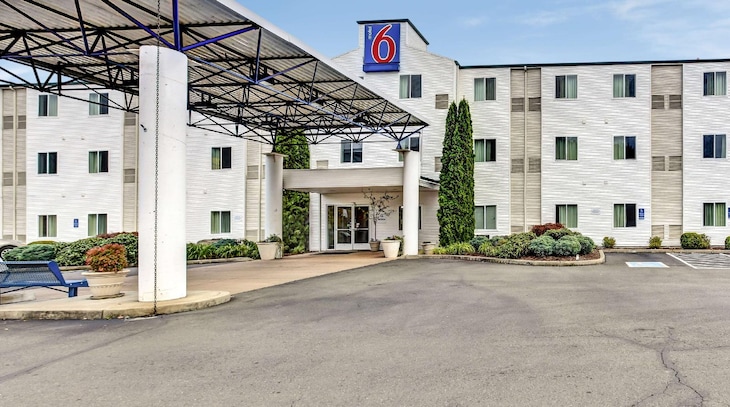 Gallery - Motel 6 Roseburg