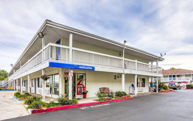 Gallery - Motel 6 Medford North