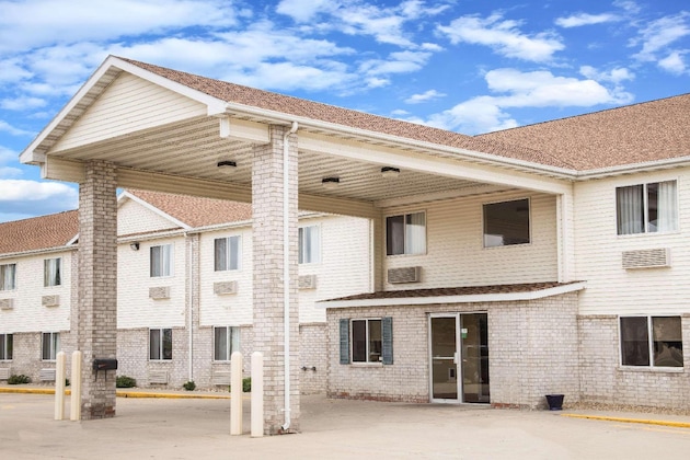Gallery - Days Inn By Wyndham Evansdale Waterloo