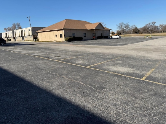 Gallery - Castle Inn & Suites By Oyo Lawton