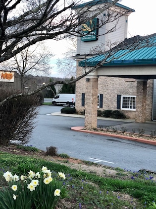 Gallery - Quality Inn & Suites Hendersonville - Flat Rock