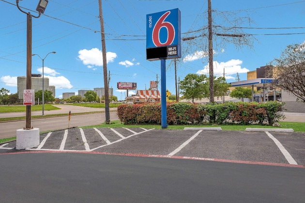 Gallery - Motel 6 Dallas - Market Center