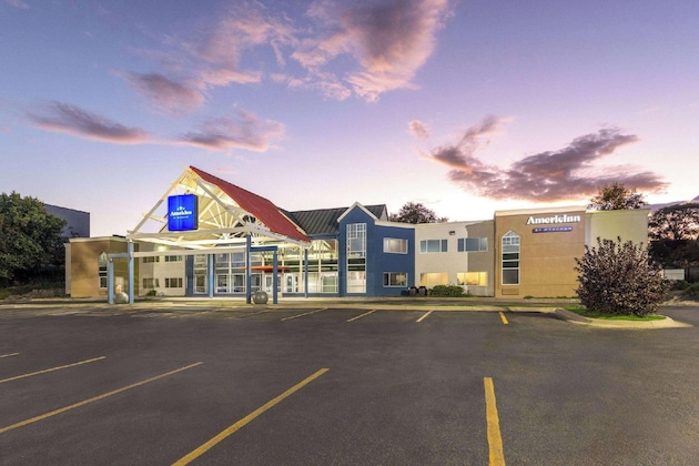 Gallery - Omaha Zoo Hotel