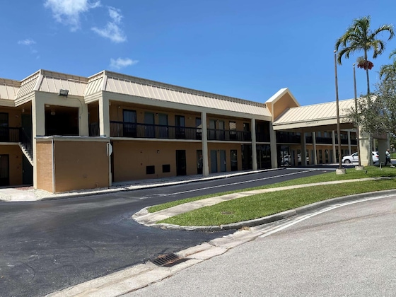Gallery - Surestay Hotel By Best Western Fort Pierce