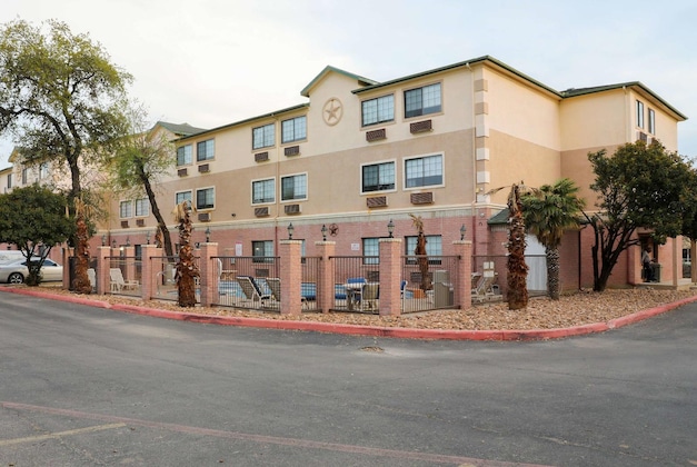 Gallery - Days Inn & Suites By Wyndham San Antonio North Stone Oak