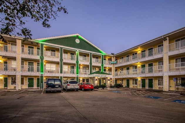 Gallery - Hometowne Studios By Red Roof Austin