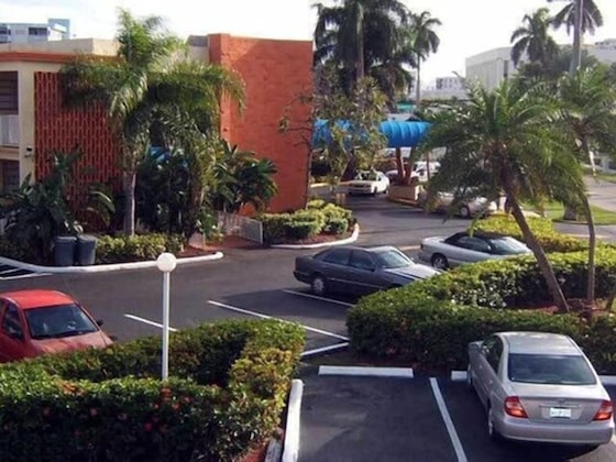 Gallery - Knights Inn Hallandale