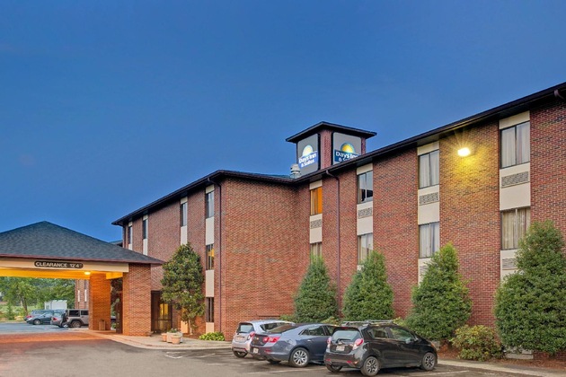 Gallery - Days Inn & Suites By Wyndham Hickory