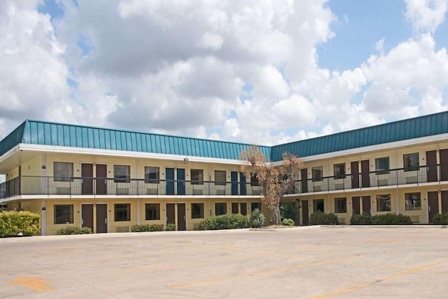 Gallery - Days Inn By Wyndham Central San Antonio Nw Medical Center