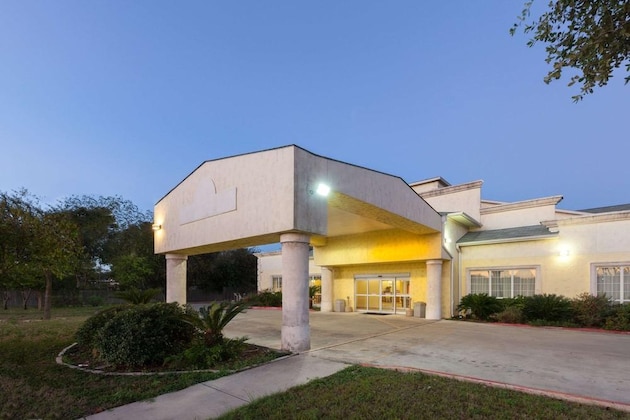 Gallery - Days Inn by Wyndham San Antonio at Palo Alto