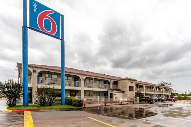 Gallery - Motel 6 San Antonio, TX - Frost Bank Center