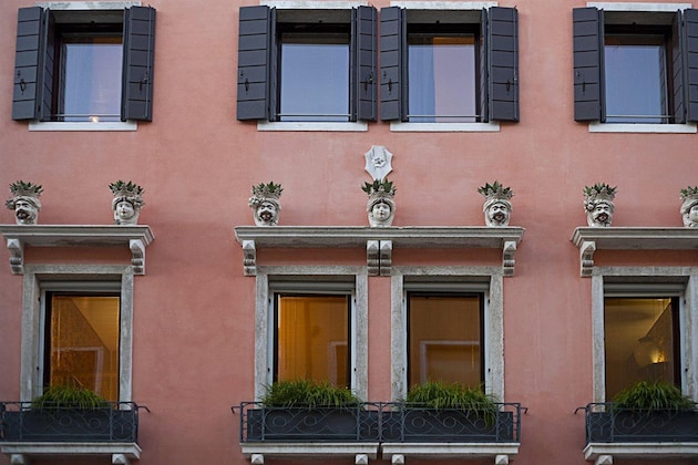 Gallery - Palazzetto 113
