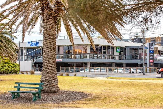 Gallery - Nightcap At Sandringham Hotel