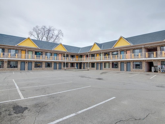Gallery - Falls Inn Near Casino Niagara By Oyo