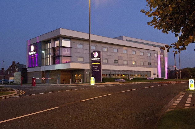 Gallery - Premier Inn Liverpool John Lennon Airport