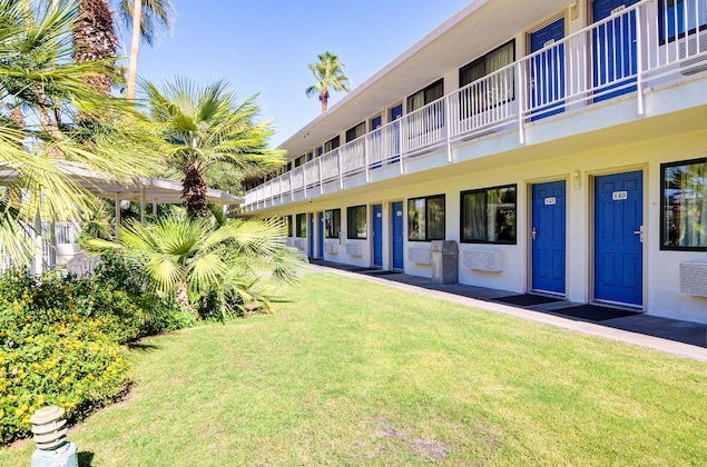 Gallery - Motel 6 Palm Springs East - East Palm Canyon