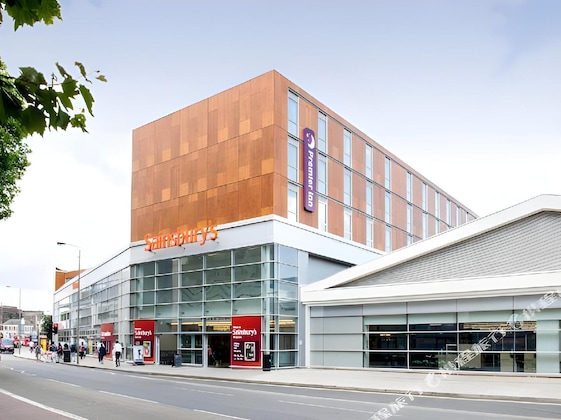 Gallery - Premier Inn London Wandsworth