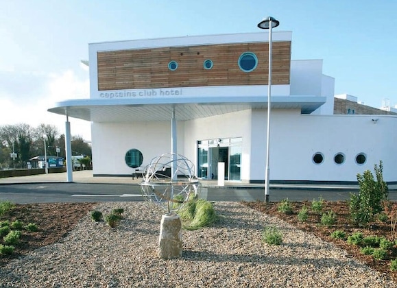 Gallery - Captains Club Hotel
