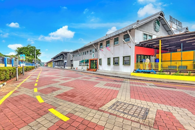 Gallery - Sunday Malacca Near Jonker Street Formerly Quayside