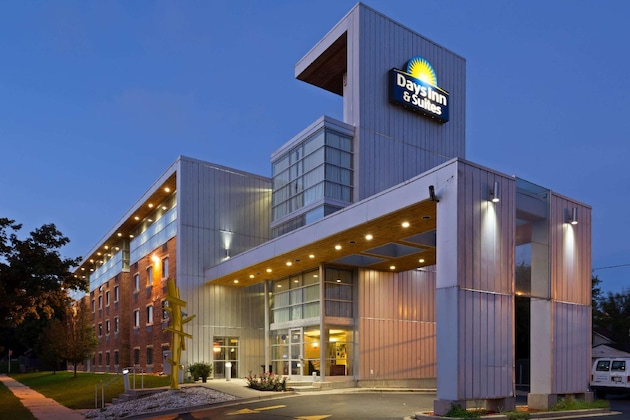 Gallery - Days Inn & Suites By Wyndham Milwaukee